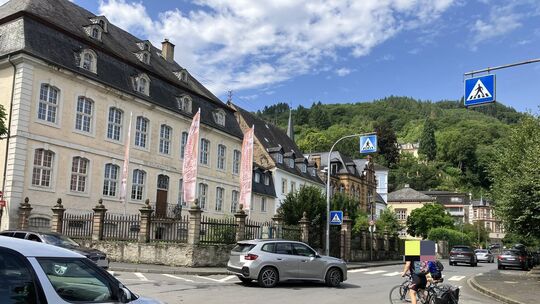 In Traben-Trarbach kam es im vergangenen Jahr auf offener Straße zu einem bewaffneten Raubüberfall. Drei Männer müssen sich desh