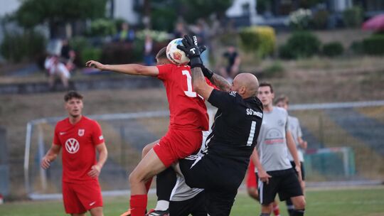 Nach dem 0:0 gegen den Aufsteiger SV Strimmig (in Rot) will Bremms Torwart Florian Bauer auch im nächsten COC-Duell seinen Kaste