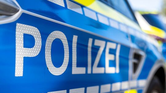 Nach dem Vorfall am Bahnhof konnte die Polizei den Beschuldigten an seiner Wohnadresse festnehmen (Symbolfoto).