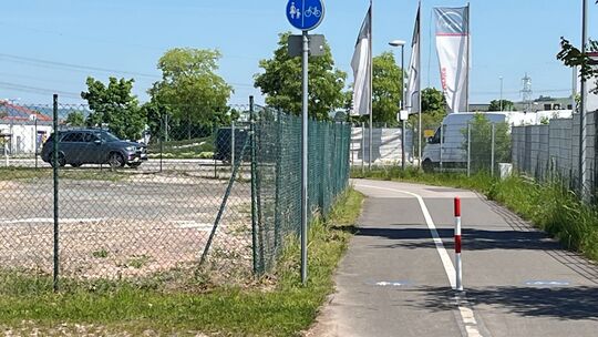 In diesem Bereich könnte die Industriestraße an den großen Kreisverkehr (hinten) der östlichen Umgehungstraße B428 angebunden we