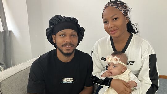 Die kleine Zeynabe heute mit ihren Eltern Mohamed Sylla und Hadja Diallo. Die kleine Familie wird nach wie vor von Kinderkranken