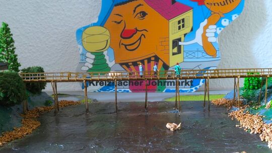Das Diorama, das Thomas Deller gebaut hat, zeigt die Jahrmarktsbrücke von Handwerker Nikolaus Quack. In das künstliche Naheufer