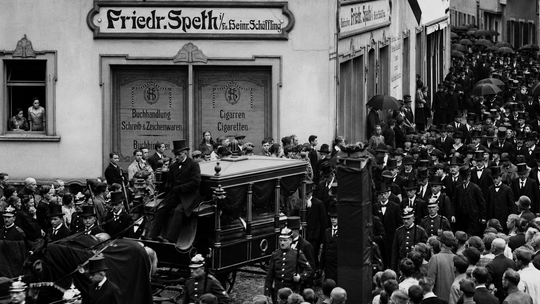 Tausende Menschen säumten in Bad Sobernheim am 21. August den Trauerzug von Emanuel Felke. Der Pastor und Naturheilkundler hatte