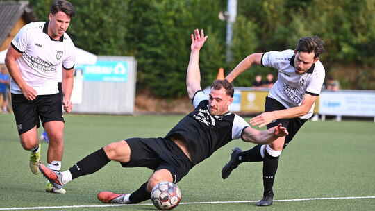 Die SG Mudersbach/Brachbach (in Weiß) will gegen Landesliga-Absteiger Attendorn genauso leidenschaftlich agieren wie in der Vorw