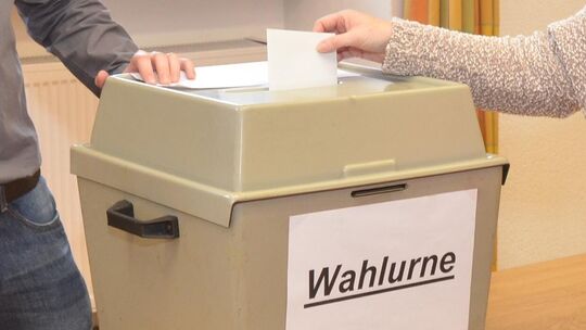 In Heilberscheid, hier ein Foto von der Wahlurne dort bei einer früheren Wahl, fällt die Landratswahl mit der Kirmes zusammen.