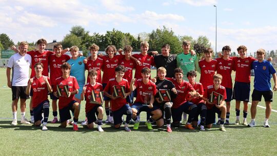 Die B-Jugend des JFV Rhein-Hunsrück um Trainer Jannik Huber (links) startet am Samstag (17 Uhr) mit dem Heimspiel gegen den amti
