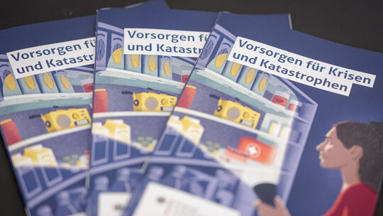 Der Ratgeber „Vorsorgen für Krisen und Katastrophen“ gibt Bürgerinnen und Bürgern praxisnahe Empfehlungen, wie sie sich im Allta Der Ratgeber „Vorsorgen für Krisen und Katastrophen“ gibt Bürgerinnen und Bürgern praxisnahe Empfehlungen, wie sie sich im Allta