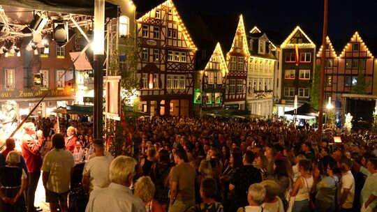 Auch in diesem Jahr war die Hachenburger Kirmes (hier die Eröffnung auf dem Alten Markt) wieder ein Publikumsmagnet. Frauen und