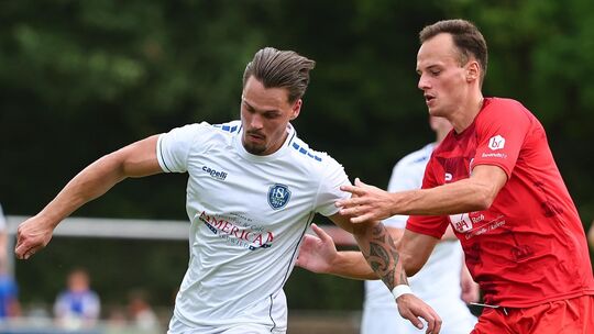Nach dem kuriosen 4:4 gegen den FC Rot-Weiss Koblenz II (rechts Vladislav Helmert) wollen der HSV Neuwied und Fabian Weber am So