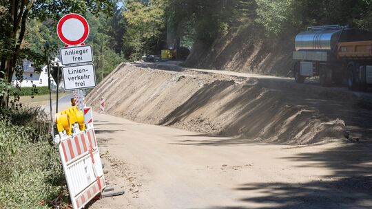 Die L255 (rechts) und die K74 (links) sind bei Neustadt-Panau wegen einer Böschungssicherung gesperrt. Auf der Kreisstraße gilt