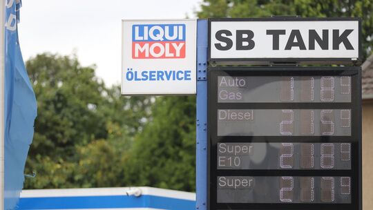 Tankstelle. Tankstelle.