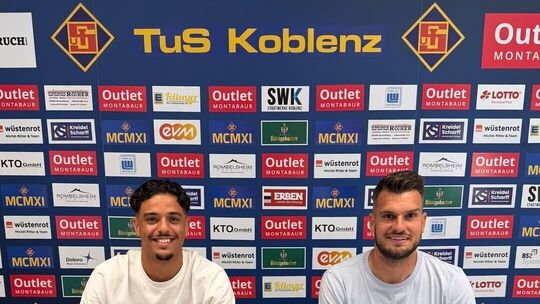 Der Technische Direktor der TuS Koblenz, Damir Grgic (rechts), freut sich, dass mit Ishak Adahchur ein Wunschspieler fürs defens