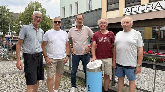 Mitglieder der FWG am Trinkwasserspender auf dem Sinziger Marktplatz. Schon seit dem vergangenen Jahr ist dieser außer Betrieb.