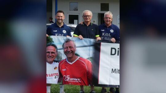 Klaus Rehbein (rechts) freut sich auf das Gastspiel der Lotto-Elf am Mittwoch und darüber, sein Idol Hans-Peter Briegel kennenge