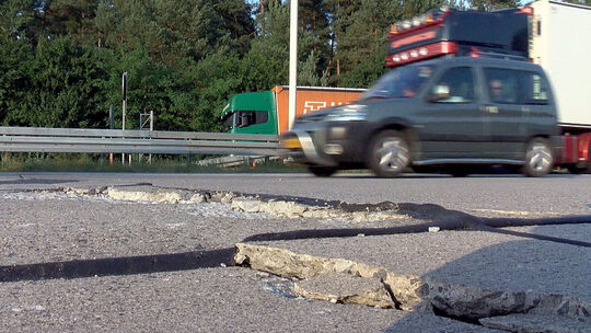 In anderen Städten und an Autobahnen ist es wegen der starken Sonneneinstrahlung und der damit verbundenen Hitze in diesem Jahr
