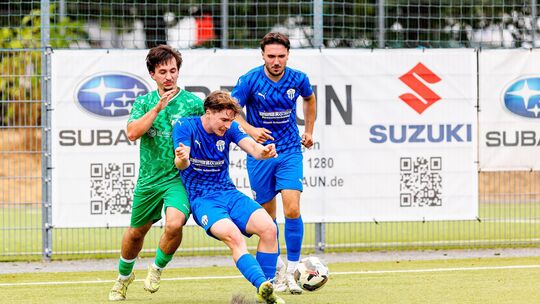 Der FC Emmelshausen-Karbach II (in Blau) um die Außenbahnspieler Jonas Wunderlich und Nico de Filippo (rechts) legte gegen den S