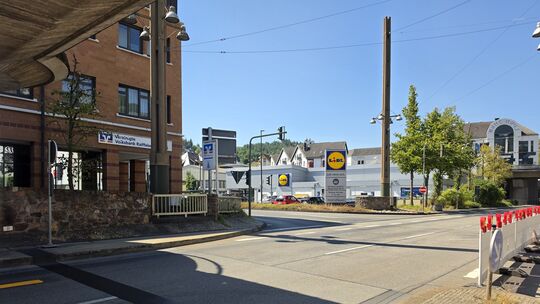 Hier geht es nur in eine Richtung – nämlich geradeaus: Das Linksabbiegen in die Otto-Decker-Straße ist verboten. Hier geht es nur in eine Richtung – nämlich geradeaus: Das Linksabbiegen in die Otto-Decker-Straße ist verboten.