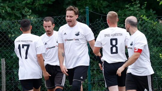 Die SG Hochstetten/Nußbaum hat bisher allen Grund zum Jubeln. Sie ist mit zwei Siegen und 14:0 Toren aus zwei Spielen glänzend g