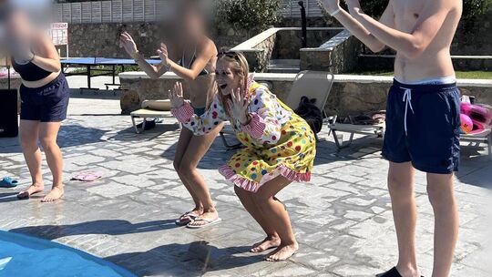 Vom Beckenrand aus feuert Mona Ihle ihre Teenager beim Wasserspaß im Pool an. Ein bisschen Temperament sollte man als Kinderanim Vom Beckenrand aus feuert Mona Ihle ihre Teenager beim Wasserspaß im Pool an. Ein bisschen Temperament sollte man als Kinderanim