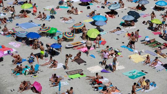 Menschen nehmen einen Sonnenbad am Strand Cala Pi Menschen nehmen einen Sonnenbad am Strand Cala Pi