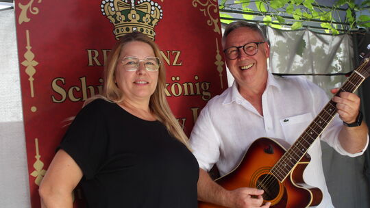 Schützenkönigspaar mit musikalischem Talent: Nicki und Danny Balogh, der in den 90er-Jahren dauerhaft nach Deutschland zog, steh