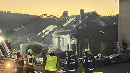115 Feuerwehrleute waren am Donnerstagabend in Sessenbach im Einsatz, außerdem Polizei, das DRK und das Technische Hilfswerk. Au