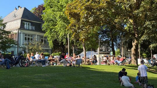 Auf Liegestühlen und anderen Sitzgelegenheiten genießen Besucher den Pop-up-Weingarten in den Koblenzer Rheinanlagen.