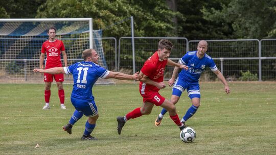 Das Binninger Offensivduo (in Blau, von links) Rene Risser und Markus Thönnes musste am ersten Spieltag den Gast SG Augst Eitelb