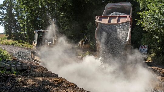 Obwohl die Hunsrückquerbahntrasse Ende Oktober für den Verkehr freigegeben werden soll, gleicht sie mancherorts (wie hier im ver