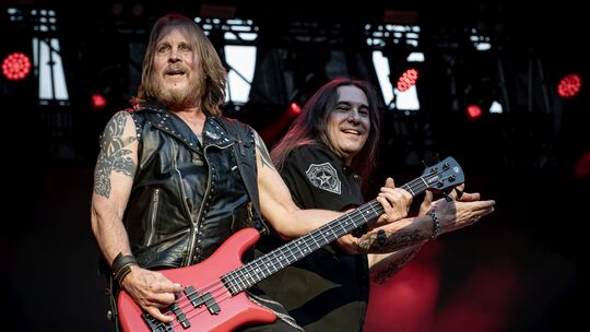 Haben Spaß auf der Bühne: Bassist John Lee Middleton und Savatage-Sänger Zak Stevens. Haben Spaß auf der Bühne: Bassist John Lee Middleton und Savatage-Sänger Zak Stevens.