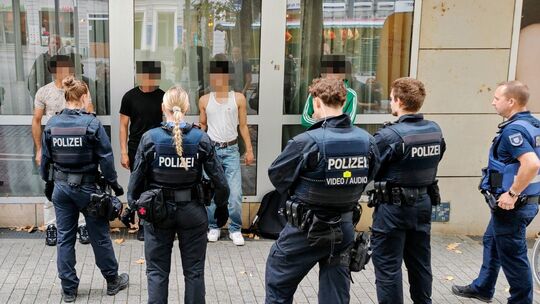 Die Polizei kontrolliert im September 2025 vier junge Männer auf dem Neumarkt in Limburg. Die CDU wünscht sich mehr Präsenz der Die Polizei kontrolliert im September 2025 vier junge Männer auf dem Neumarkt in Limburg. Die CDU wünscht sich mehr Präsenz der