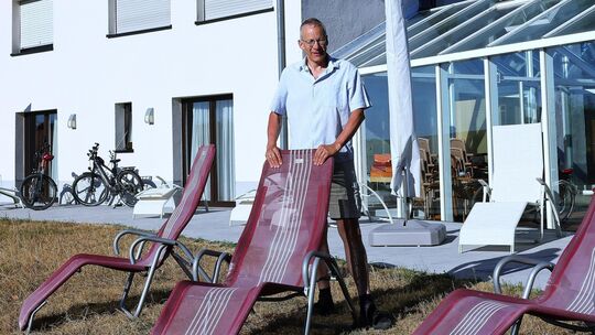 Siegfried Verdonk leitet ein Hotel in Winnerath. Er sorgt sich nicht nur um steigende Kosten, der Verbandsgemeinde wirft er vor,