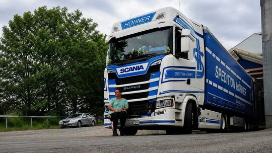 Truckerin „Biene“ Sabrina Ofzareck liebt ihren Beruf. Er bietet ihr viel Abwechslung und Kontakt mit unterschiedlichsten Mensche Truckerin „Biene“ Sabrina Ofzareck liebt ihren Beruf. Er bietet ihr viel Abwechslung und Kontakt mit unterschiedlichsten Mensche