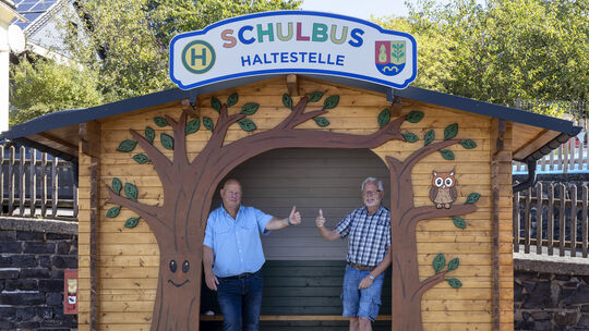 „Da macht es garantiert Spaß, zur Schule zu fahren“, sagen Ortsbürgermeister Jürgen Höppner (links) und Beigeordneter Wolfgang S