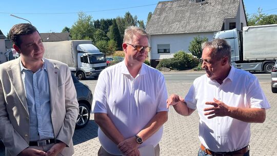 Innen- und Verkehrsminister Achim Schwickert (rechts) im Gespräch mit seinen Parteifreunden (von links) Janick Pape und Ralf See