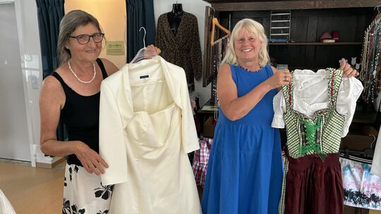 (von links) Angelika Förg und Christiane Beule mit einem Hochzeitskleid für nur 20 Euro und einem Dirndl für das nahende Oktober