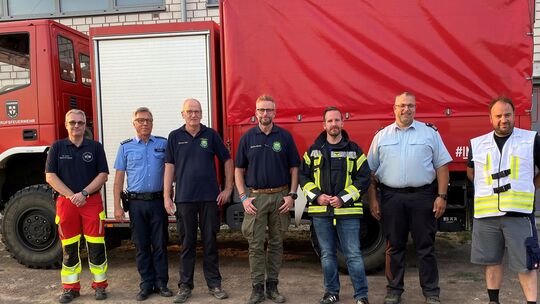 Die Einsatzleitung beim Waldbrand in der Vordereifel.