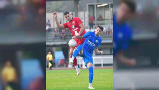 Gerade einmal zwei Spieltage währte das Kürzertreten von ABC-Stürmer Almir Porca (rotes Trikot), ehe er gegen den FC Emmelshause