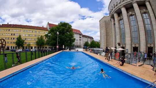 Baden vor der Volksbühne Baden vor der Volksbühne