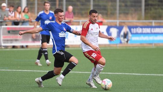Nico Lauf (links, hier im Zweikampf mit Fabian Steinebach) entschied in Hundsangen das Derby zugunsten seiner Guckheimer. Nico Lauf (links, hier im Zweikampf mit Fabian Steinebach) entschied in Hundsangen das Derby zugunsten seiner Guckheimer.