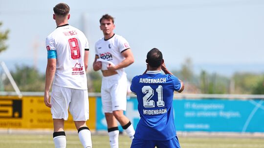 Die SG 99 Andernach um Alexis Weidenbach (in Blau) verzweifelte gegen Wirges und blieb wie zum Auftakt in Mülheim-Kärlich ohne T Die SG 99 Andernach um Alexis Weidenbach (in Blau) verzweifelte gegen Wirges und blieb wie zum Auftakt in Mülheim-Kärlich ohne T