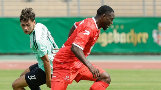 Franck Kouentchi (rotes Trikot) trug sich beim 4:1-Sieg seines FC Rot-Weiss Koblenz gegen den FV Diefflen dreimal in die Torschü Franck Kouentchi (rotes Trikot) trug sich beim 4:1-Sieg seines FC Rot-Weiss Koblenz gegen den FV Diefflen dreimal in die Torschü