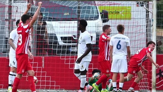 Da zappelt der Ball im Tor: Untermosels Marvin Richard (rechts) erzielt gegen Eintracht Trier II das 1:1 – und das ist zugleich