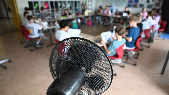 Ein Ventilator verschafft bei sommerlichen Temperaturen Abkühlung in einem Klassenzimmer einer vierten Klasse einer Grundschule.