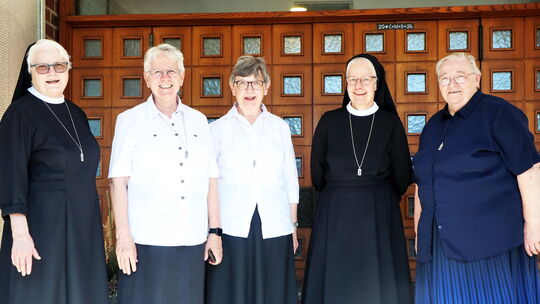 Die neue Provinzleitung der Armen Dienstmägde Jesu Christi mit der Leiterin Theresia Winkelhöfer (zweite von rechts) und den Pro