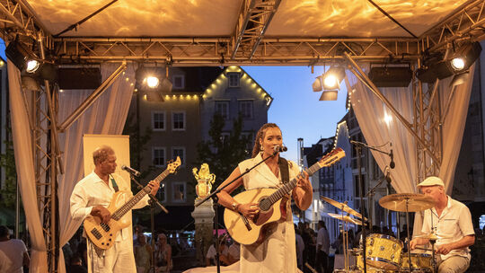 Beim Auftakt der neuen Veranstaltungsreihe „Golden Markt“ in Hachenburg sorgte das „Cláudia Sofia Trio“ für Musik.