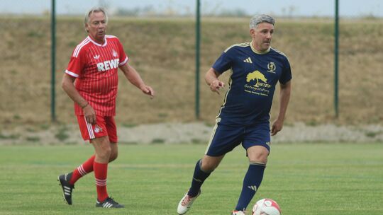 Ex-Nationalspieler Stephan Engels (links) kam mit der Traditionsmannschaft des 1. FC Köln zum 100. Geburtstag des FC Peterswald-