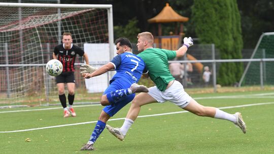 Tore wollten nicht schauen, einige brenzlige Strafraumszenen gab aber schon. Hier legt sich Rennerods Keeper Sven Melbaum (recht