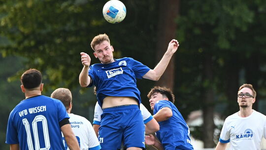 Der VfB Wissen (beim Kopfball Tim Leidig) ließ gegen die SG Müschenbach/Hachenburg nichts anbrennen und feiert einen klaren 6:0-