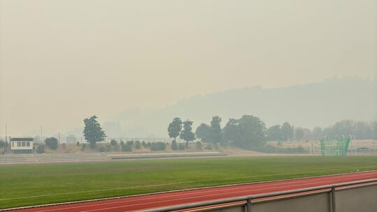 Gegen 16 Uhr wurde es düster auf der Anlage in Wittlich. Die Auswirkungen eines Großbrandes sorgten dafür, dass die Partie zwisc
